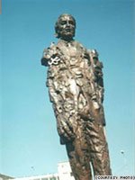 نصب - متماثل بنسختين- للجواهري في وسطي اربيل والسليمانية