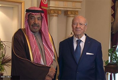 الرئيس التونسي أثناء تسليم عبدالعزيز سعود البابطين الوسام الرفيع