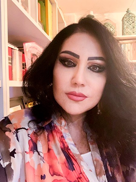 الكاتبة وفاء عبد الرزاق